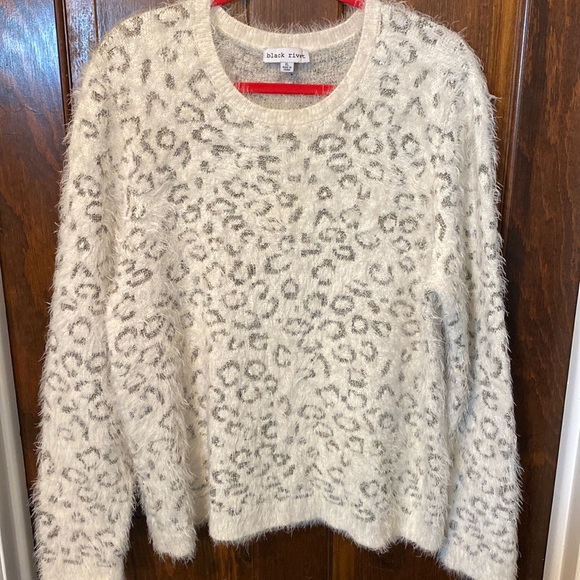Black Rivet Sweaters - Black Rivet white and silver cheetah print fuzzy sweater. Super soft!!! Size XL.
